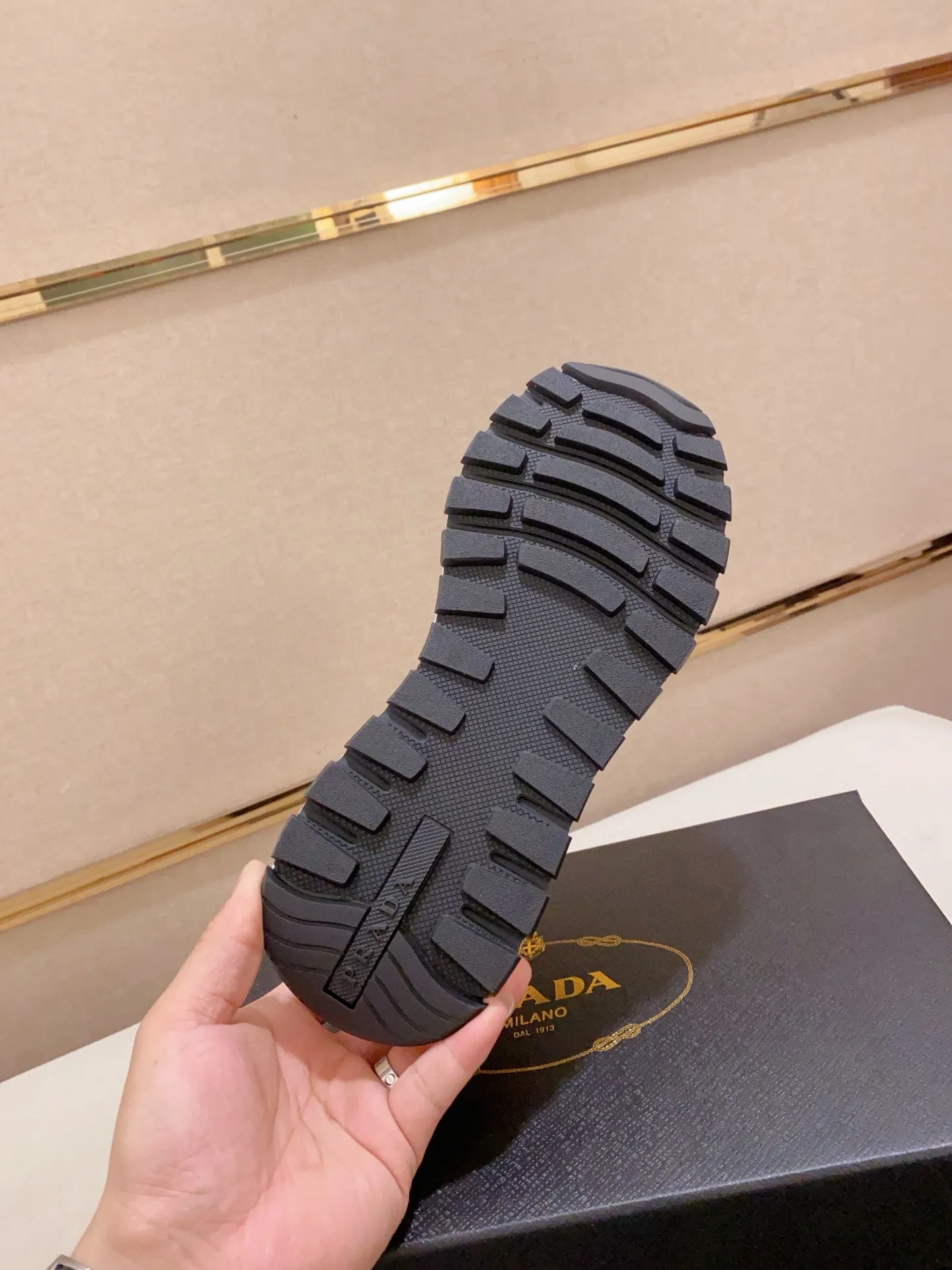 Men's shoes💰: 462💰[Prada～Prada] Trendy new models are on the market. Same style as the official website. Counter quality. Original matching. [Strong] [Strong] Selected first-layer cowhide fabric. Comfortable and breathable sheepskin lining, fine workmanship, upper layer made of 100% pure cowhide, original last shape, comfortable on the feet, shoe sizes 38 to 44